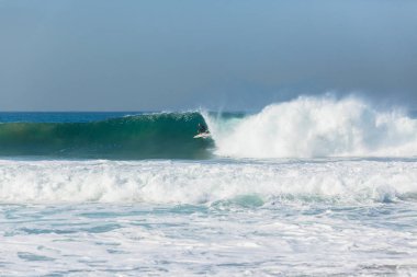 Surfer sörf dalgası