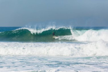 Surfer sörf dalgası