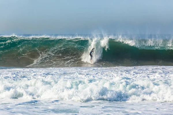 Серфер серфінгом хвиля аварій — стокове фото