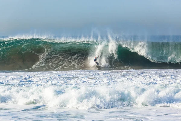 Surfer sörf dalga gürültüyle çarpmak — Stok fotoğraf