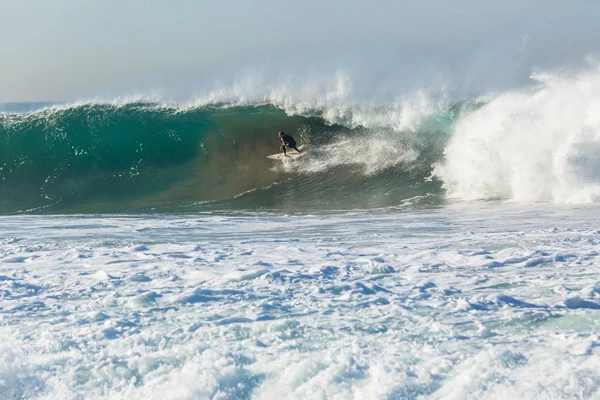 Surfař surfování vlna — Stock fotografie