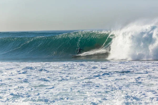 Surfer surfingu fali — Zdjęcie stockowe