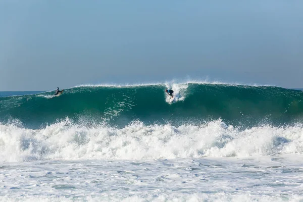 Surfer sörf dalgası
