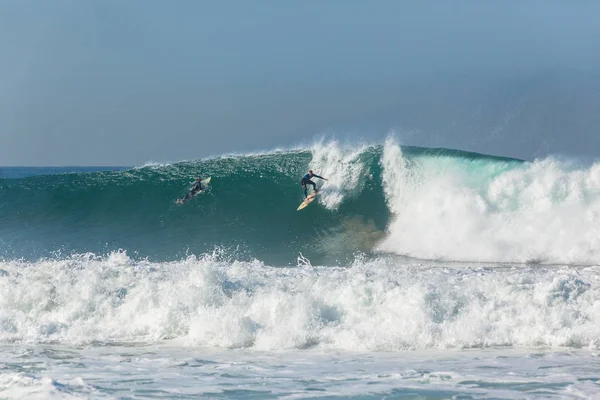 Surfer เซิร์ฟเวฟคลื่น — ภาพถ่ายสต็อก