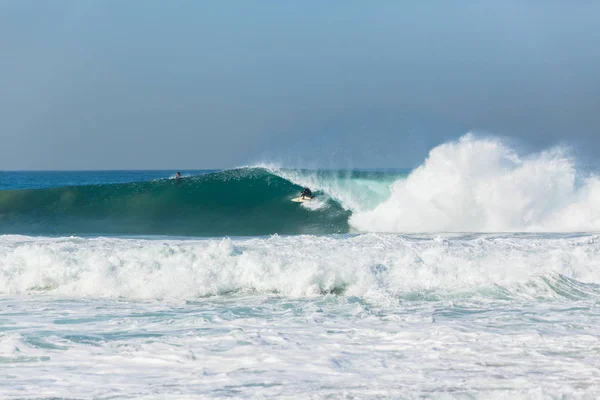 Серфер серфінгу хвилі — стокове фото