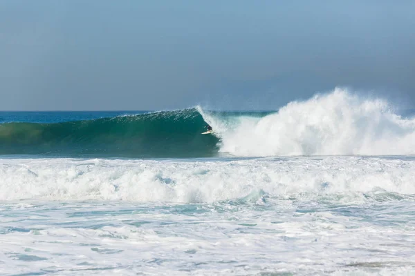 Surfer sörf dalgası — Stok fotoğraf