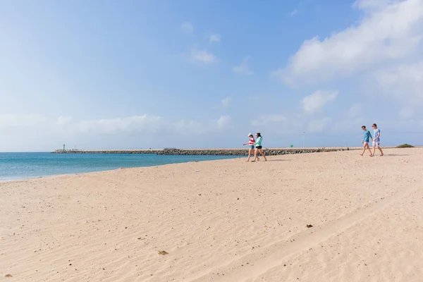 Girls Boys Walking Beach Shoreline Ocean — Stock Photo, Image