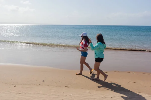 Girls Walking Beach Shoreline Ocean — Stock Photo, Image