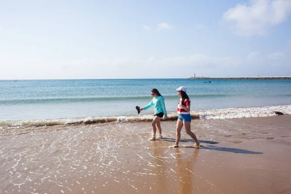 Tjejer går strand strandlinjen Ocean — Stockfoto