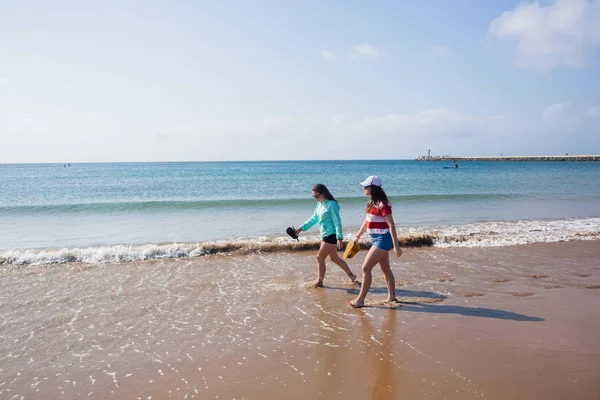 Tjejer går strand strandlinjen Ocean — Stockfoto