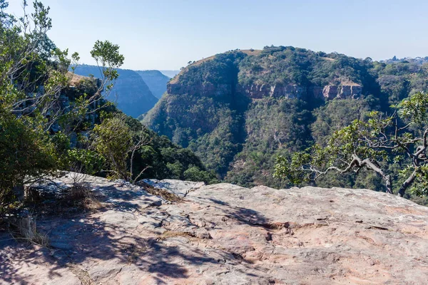 Cliffs Valley manzara bakan — Stok fotoğraf