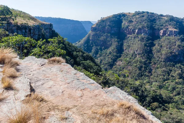 절벽 계곡 내려다 보이는 풍경 — 스톡 사진