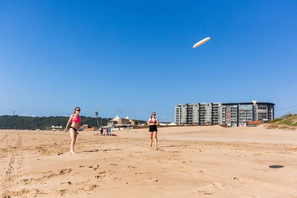 Adolescents plage frisby lancer — Photo