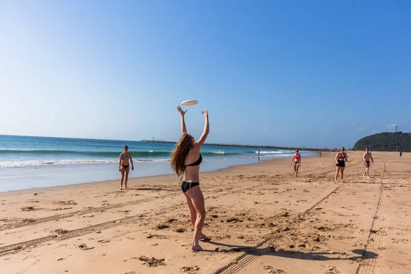 Adolescentes playa frisby lanzando — Foto de Stock