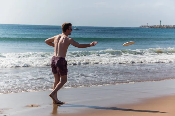 Adolescente playa frisbee lanzando —  Fotos de Stock