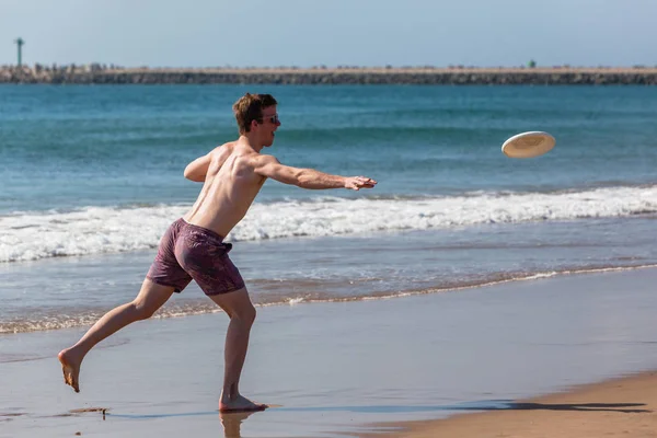 Teenager spiaggia frisbee lancio — Foto Stock