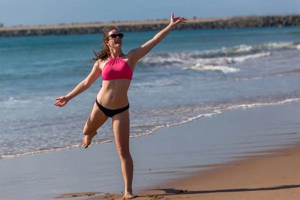 Rzucanie Frisbee Girl Beach — Zdjęcie stockowe