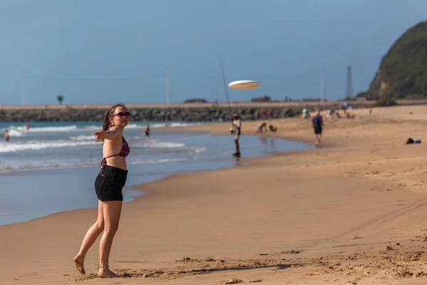 Adolescent plage frisbee lancer — Photo
