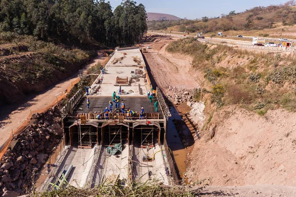 Construção Novos túneis de inundação de chuva de rodovias — Fotografia de Stock