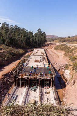 İnşaat yeni otoyol yağmur sel tünelleri