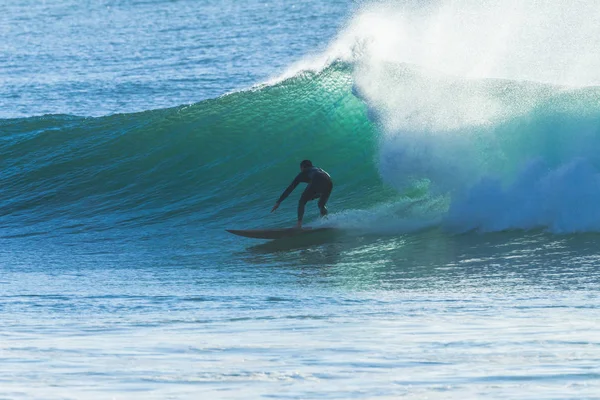 Surfer golf surfen rijden — Stockfoto