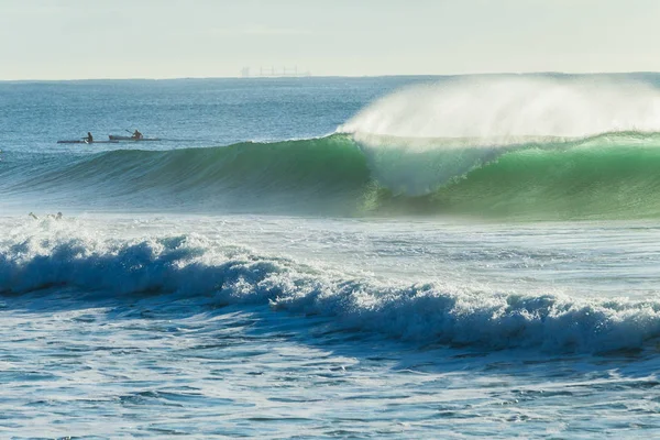 Sörfçü dalga binmek sörf — Stok fotoğraf