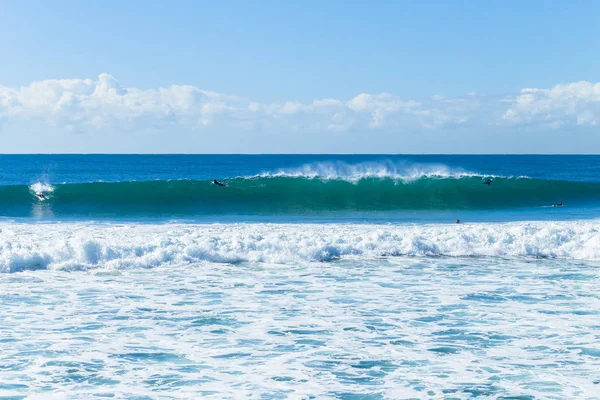 Surfistas ondas oceânicas — Fotografia de Stock