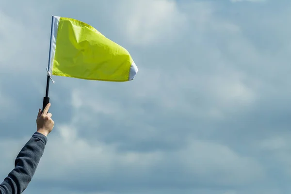 Bandeira amarela da mão — Fotografia de Stock