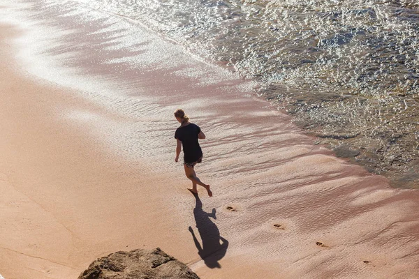 Chica corriendo playa costa — Foto de Stock