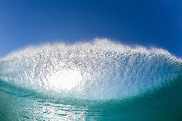 Confrontation des vagues à l'intérieur de la natation — Photo