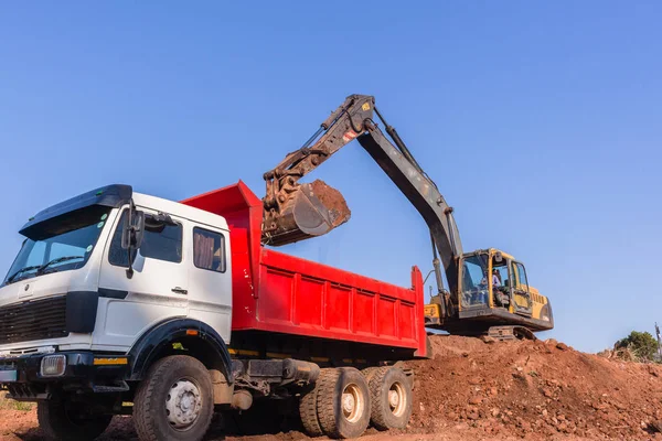 Excavadora Trabajos de tierra Cargando la papelera del camión — Foto de Stock
