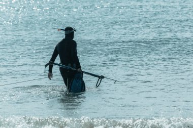Spearfishing dalgıç Beach okyanus girişi