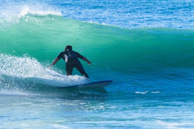 Sörfçü dalga binmek sörf