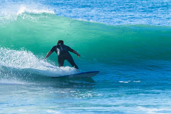 Surfer golf surfen rijden — Stockfoto