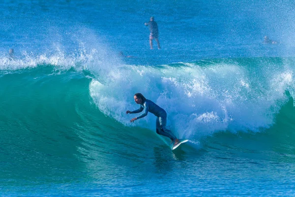 Surfer Girl Wave rida Surfing — Stockfoto