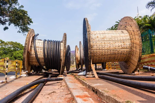 Nieuwe elektriciteitskabels Drum rollen installatie — Stockfoto