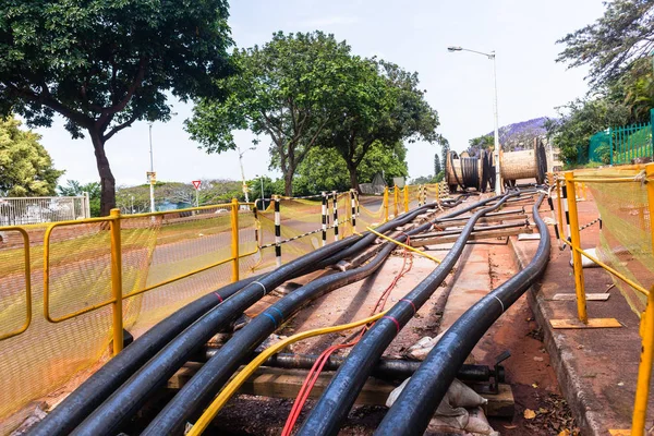 Trincheiras de instalação de cabos novos de eletricidade — Fotografia de Stock