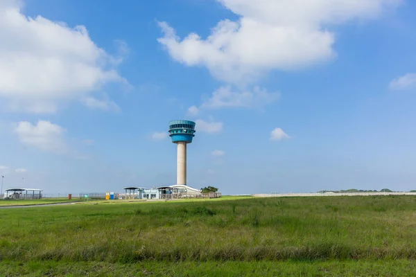Wieży kontrolnej lotniska ruchu powietrza — Zdjęcie stockowe