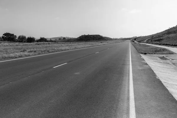 Strada Statale vuoto nero bianco paesaggio — Foto Stock