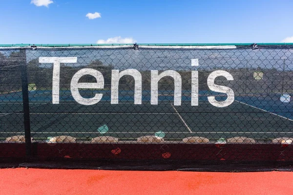 Tribunais de palavras de tênis ao ar livre — Fotografia de Stock