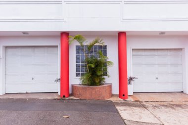 Çift garaj kapı giriş