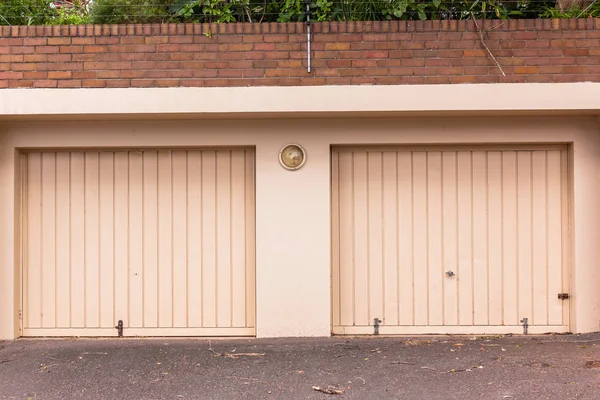 Garage Porte Biege Strada Ingresso — Foto Stock