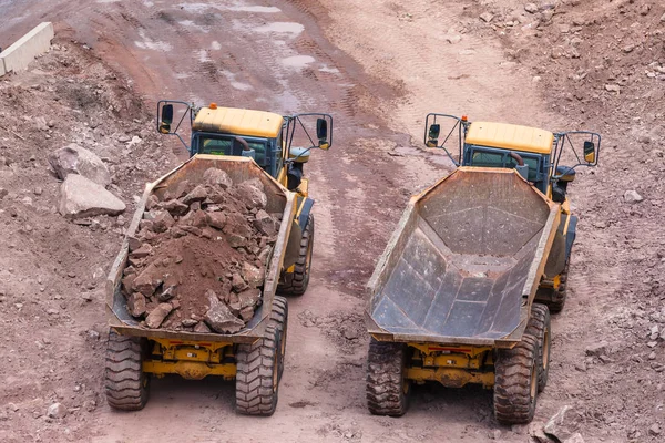 Construção Carregando caminhões de rochas — Fotografia de Stock