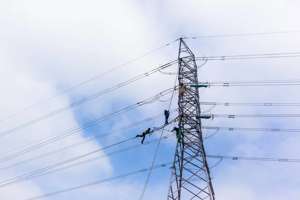 Elektriker stahlen Stromleitungen — Stockfoto