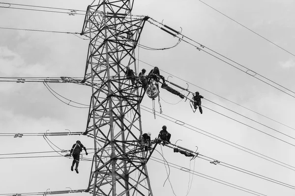 Electricistas Torre de acero Líneas de energía Reparaciones — Foto de Stock