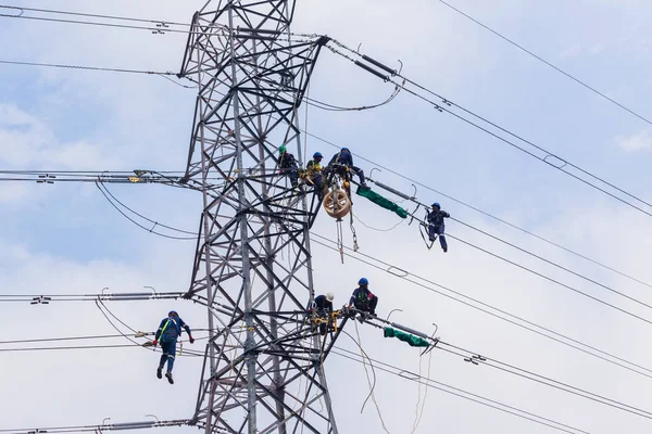 Électriciens Réparation de lignes électriques de tour en acier — Photo