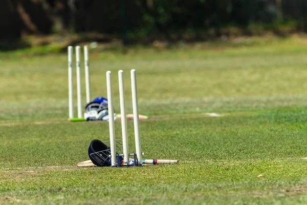 Kriket Wickets Pitch kask yarasalar — Stok fotoğraf