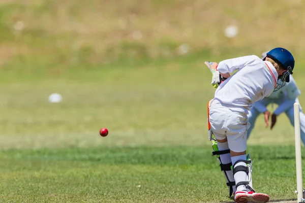 Cricket Juniors Fielder Batsman Ação — Fotografia de Stock