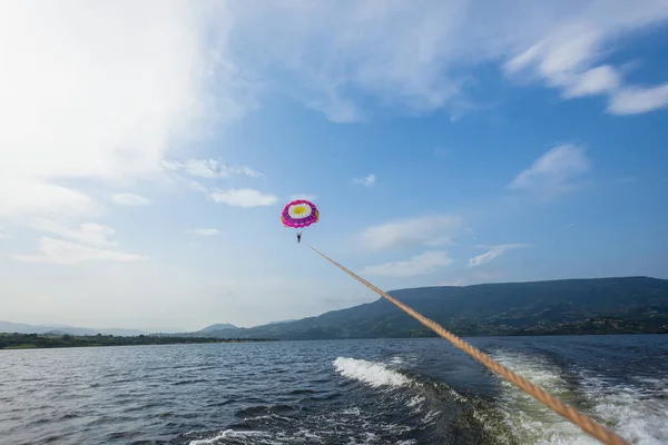 Parachute glijden vrouw zeilen Lake — Stockfoto