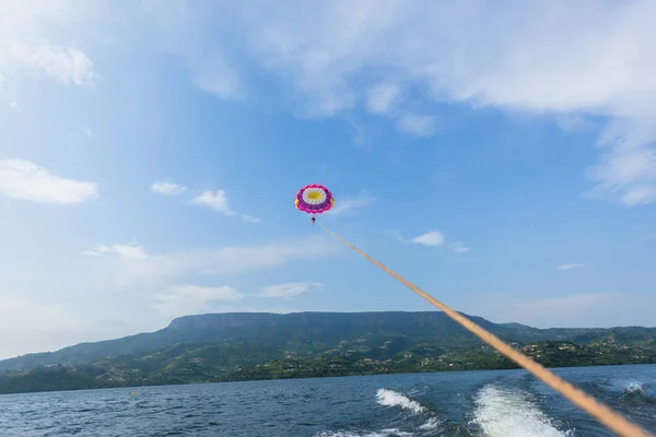 Paraquedas Gliding Mulher Vela Lago — Fotografia de Stock